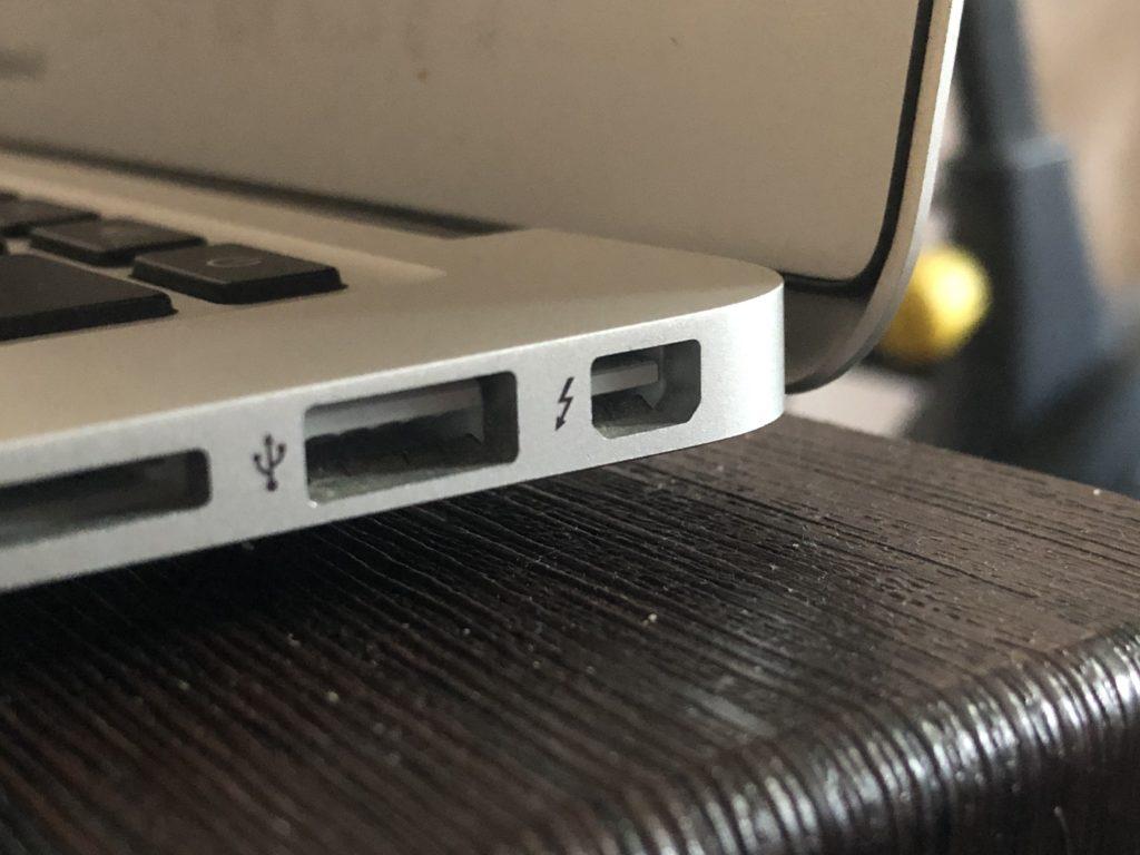 Порты USB-A и Thunderbolt второго поколения в MacBook Air 2015 года