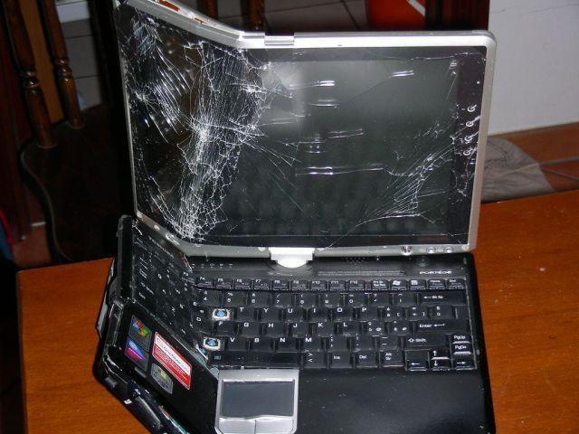 сломанный ноутбук
