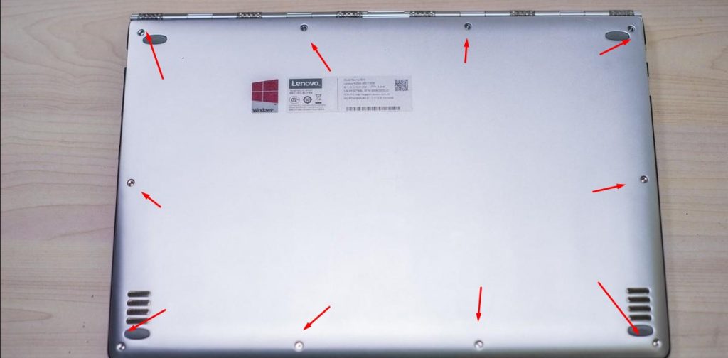 Нижняя крышка ноутбука Lenovo, скрывающая комплектующие