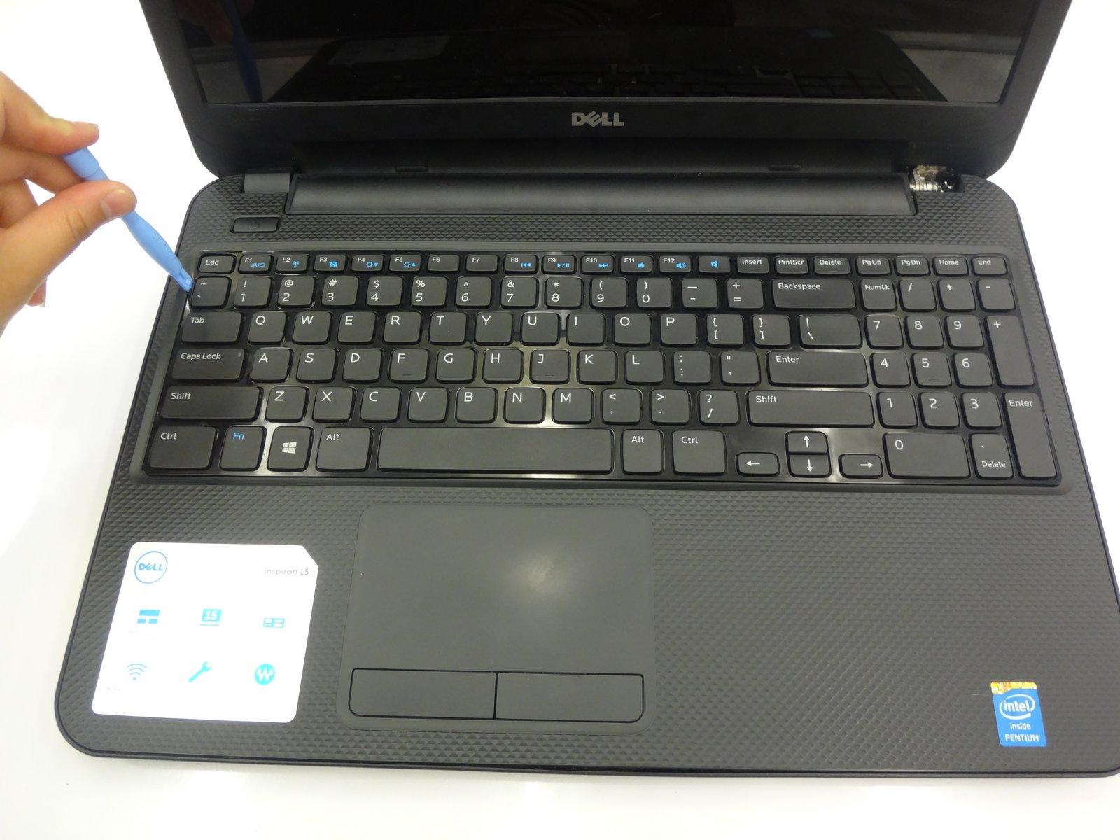 Процесс изъятия клавиатуры из корпуса ноутбука