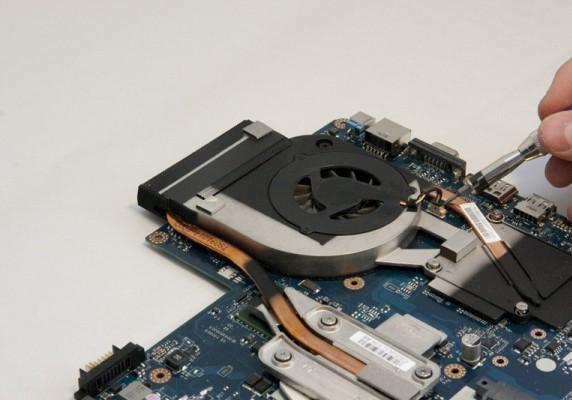 howto_disassembly_and_clean_packard_bell_lj75_11-600x400.jpg Процесс выкручивания крепления радиатора