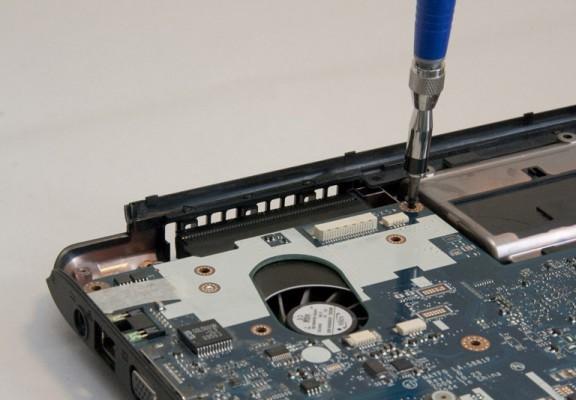 howto_disassembly_and_clean_packard_bell_lj75_14-600x400.jpg Процесс выкручивания крепления платы