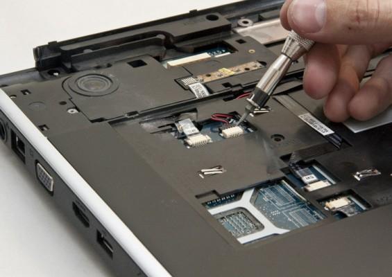 howto_disassembly_and_clean_packard_bell_lj75_25-600x400.jpg Процесс отсоединения коннектора аккумулятора