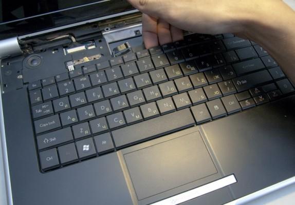 howto_disassembly_and_clean_packard_bell_lj75_60-600x400.jpg Процесс изъятия клавиатуры из корпуса ноутбука