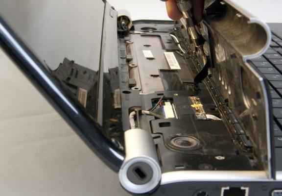 howto_disassembly_and_clean_packard_bell_lj75_62-600x400.jpg Процесс изъятия пластиковой панели над клавитурой