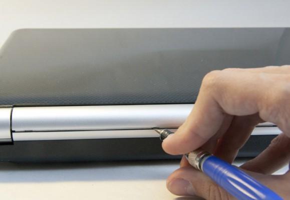howto_disassembly_and_clean_packard_bell_lj75_65-600x400.jpg Демонтаж шарнира ноутбука
