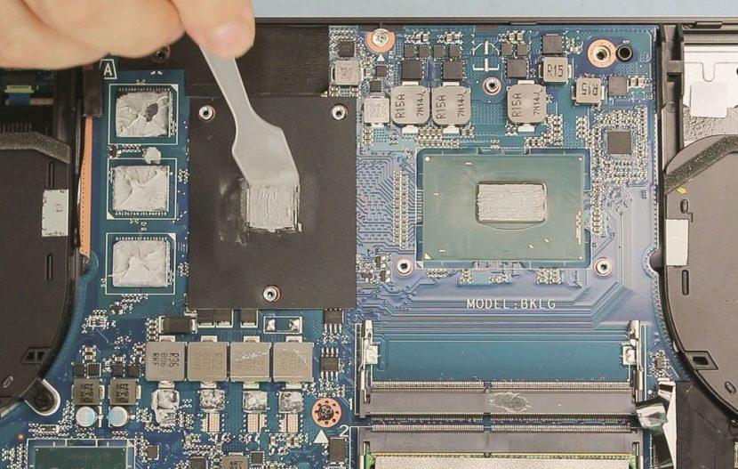 Step-132-of-Dell-G5-G7-disassembly-min-830x527.jpg Процесс распределения пасты по поверхности чипа