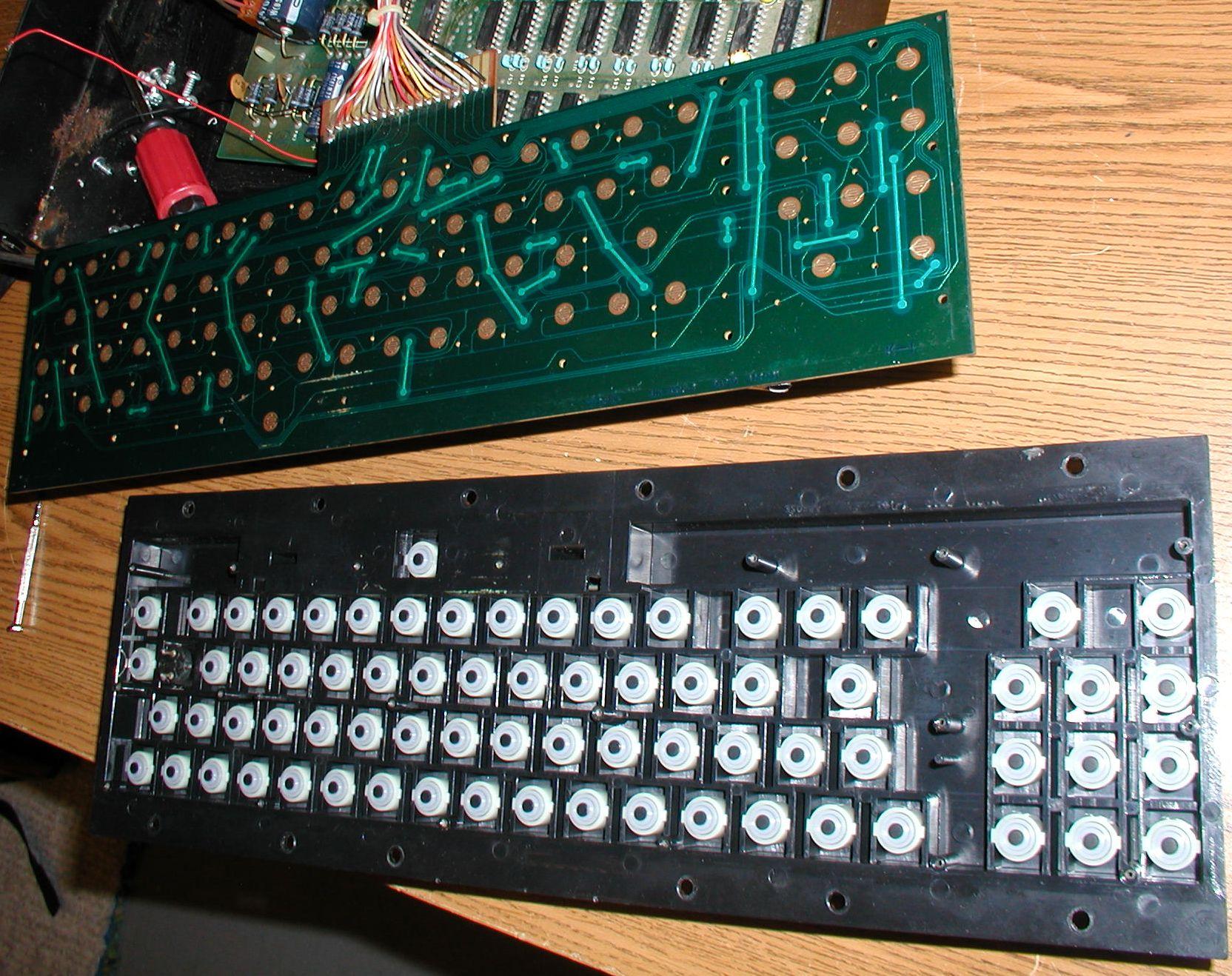 PET2001-32b_keybd-open.jpg Печатная плата клавиатуры