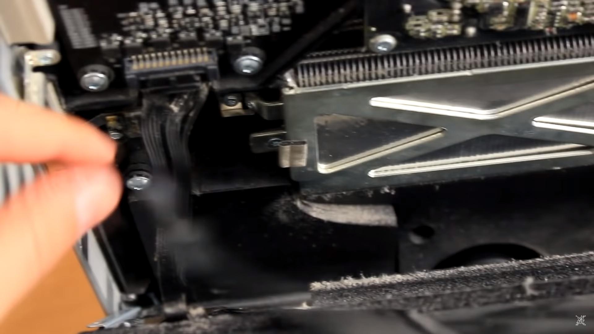 Крепление дисплея в iMac
