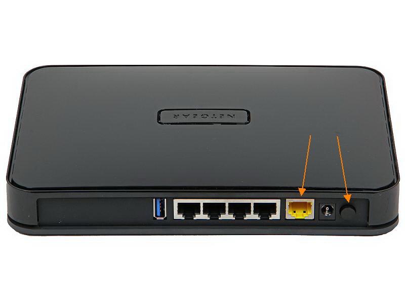 Порт WAN/Internet и кнопка питания на задней панели роутера NETGEAR WNDR3600